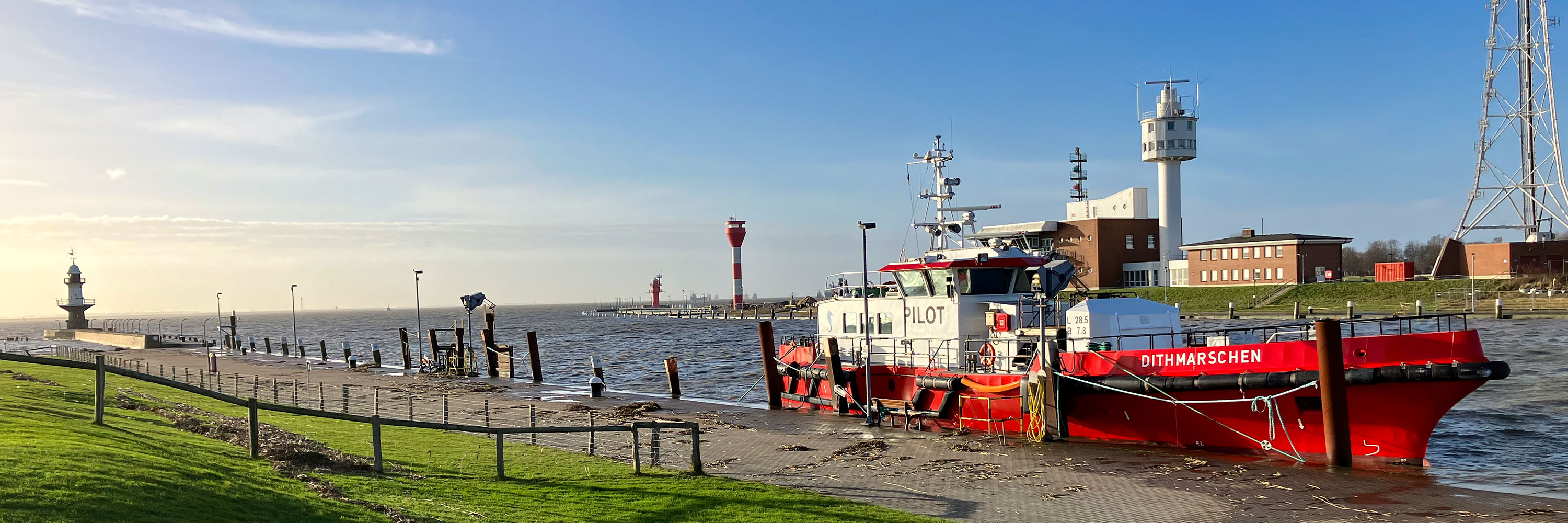 Rotes Schiff in Dithmarschen im Hafen